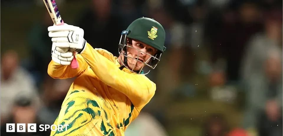 Joueur de cricket frappant la balle en match