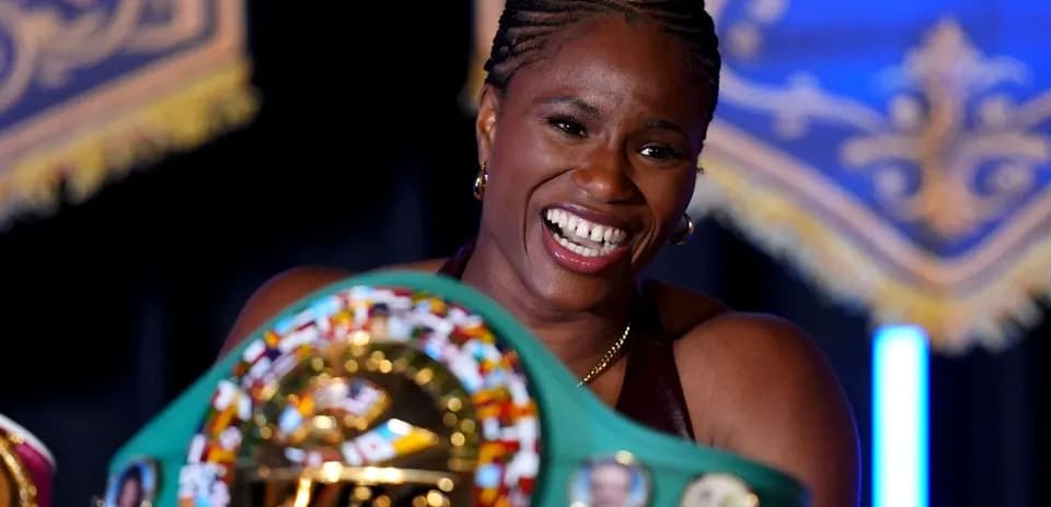 Boxeuse souriante tenant son titre de championne