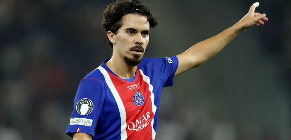 Joueur du PSG levant le bras pendant un match