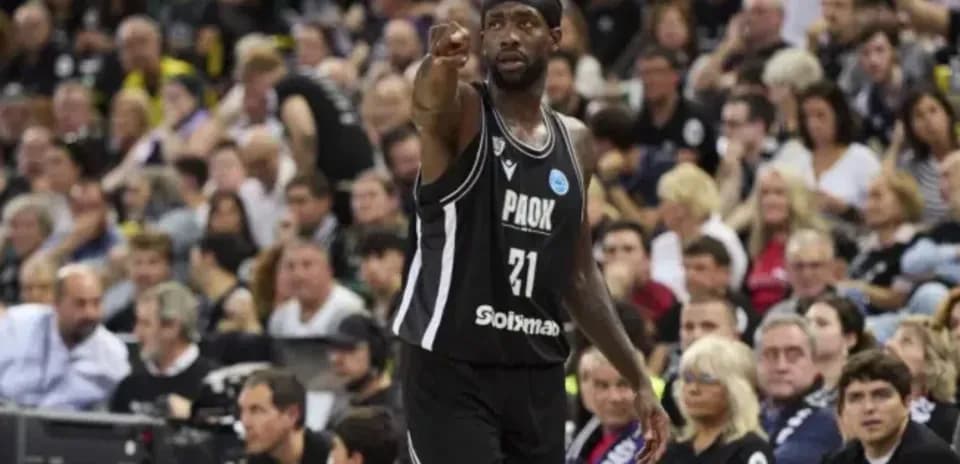 Joueur de basket montrant un geste vers le public