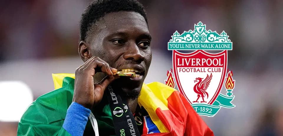 Joueur célébrant avec médaille et drapeau camerounais
