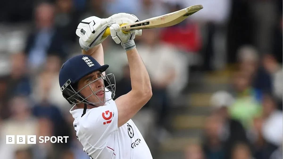 Joueur de cricket frappant la balle avec la batte