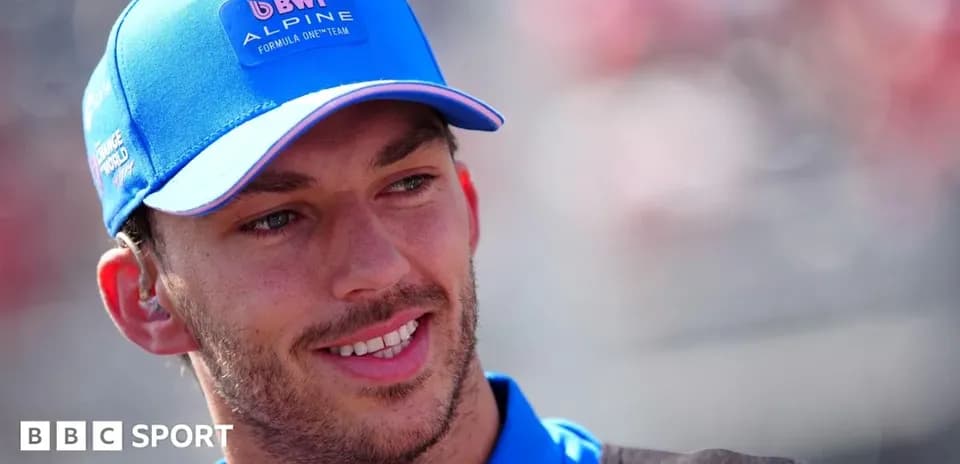 Pilote d'Alpine portant une casquette bleue