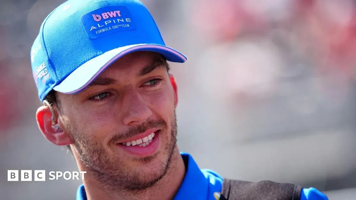 Pilote d'Alpine portant une casquette bleue