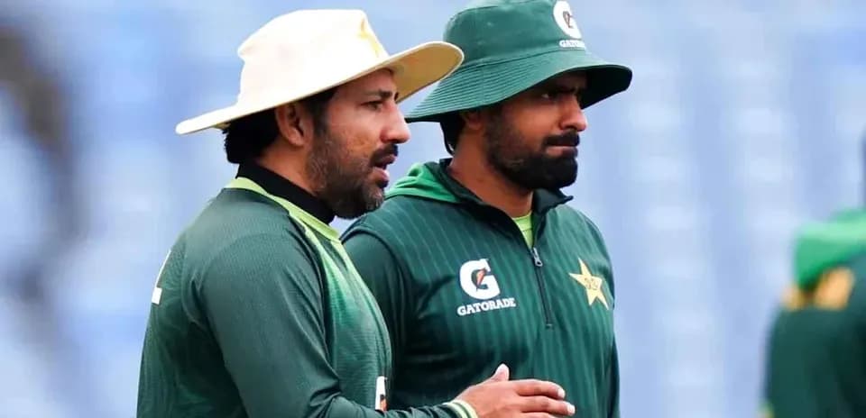 Deux joueurs de cricket pakistanais en discussion