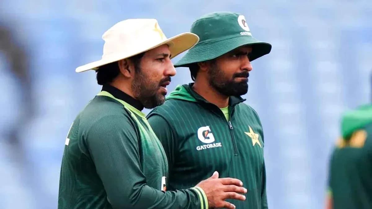 Deux joueurs de cricket pakistanais en discussion