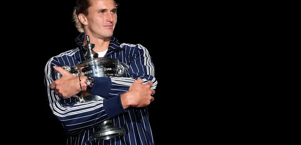 Joueur tenant le trophée de l'US Open