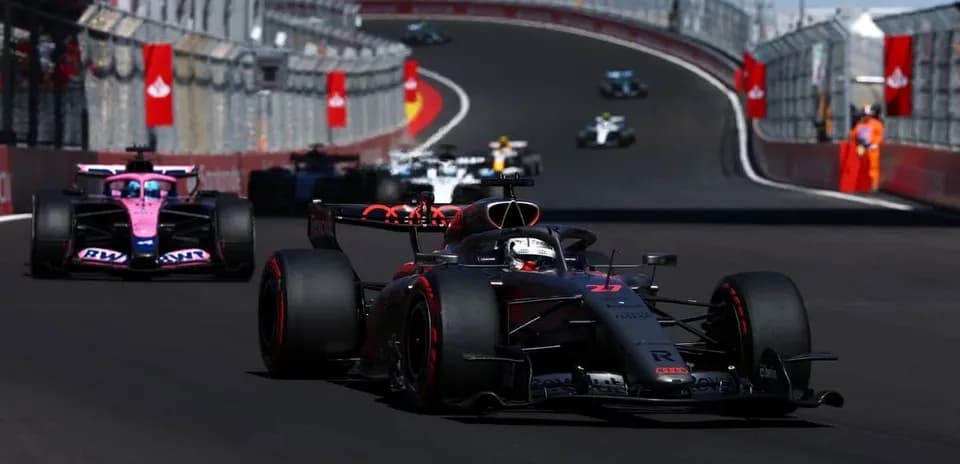 Voitures de Formule 1 en course sur circuit