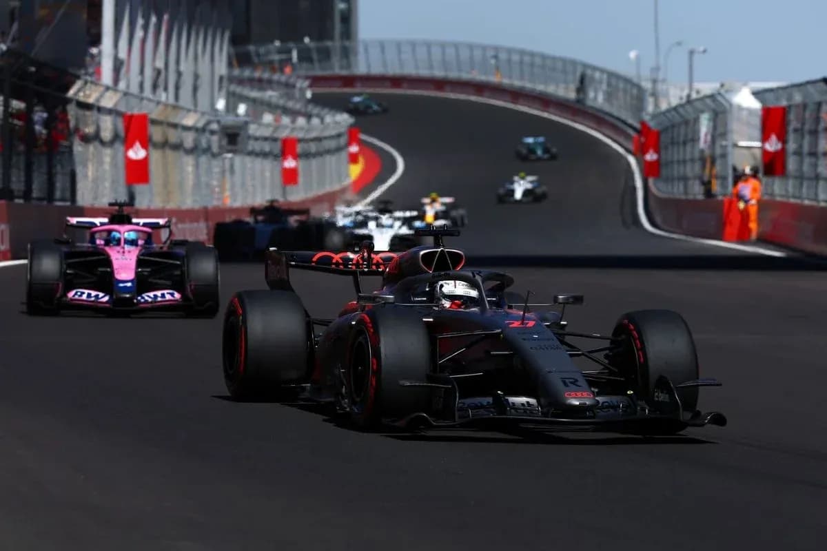 Voitures de Formule 1 en course sur circuit