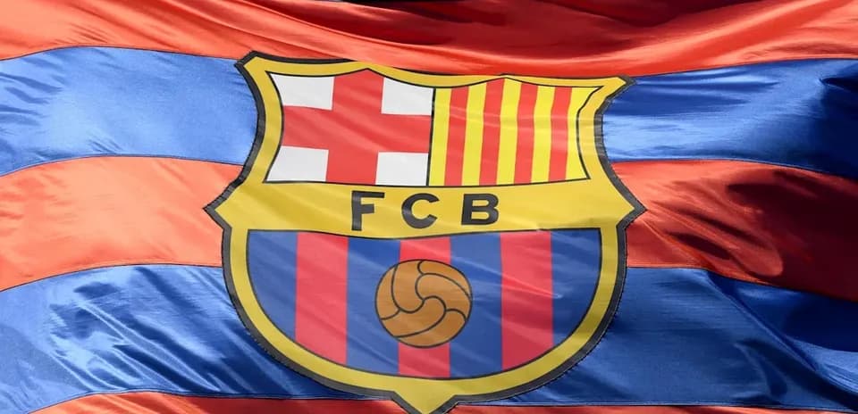 Drapeau du FC Barcelone avec logo sur fond rayé