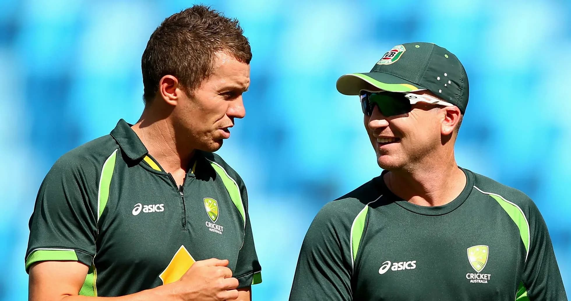 Deux joueurs de cricket discutant sur le terrain