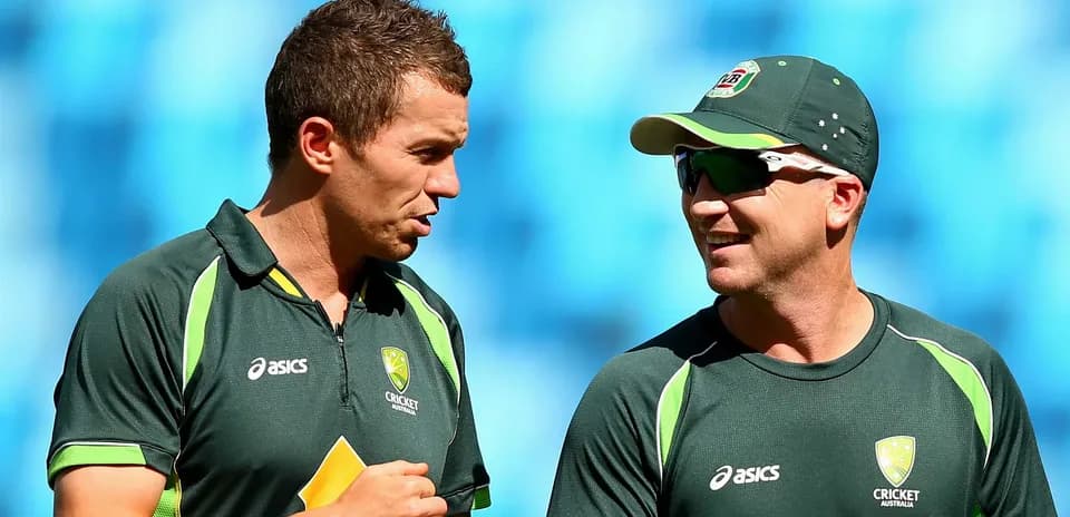 Deux joueurs de cricket discutant sur le terrain
