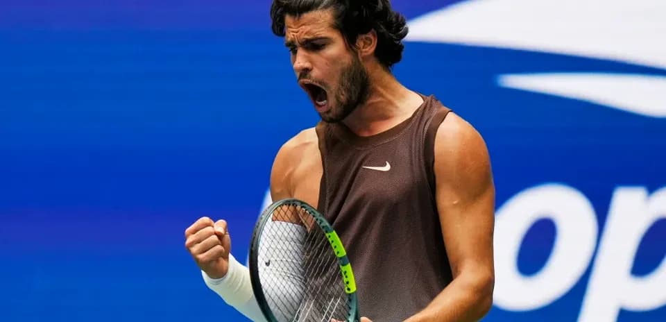 Joueur de tennis célébrant un point avec raquette
