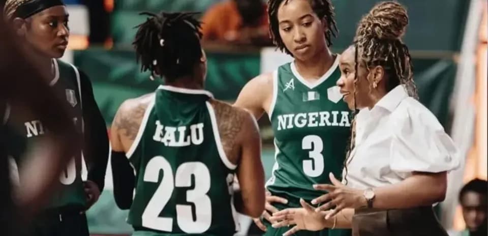 Entraîneuse discutant avec joueuses de l'équipe du Nigeria