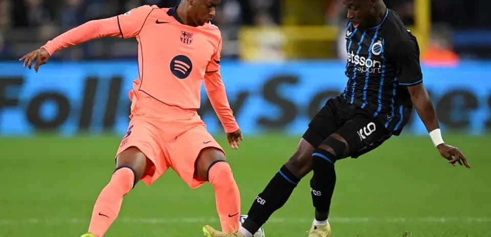 Deux joueurs se disputant le ballon sur le terrain
