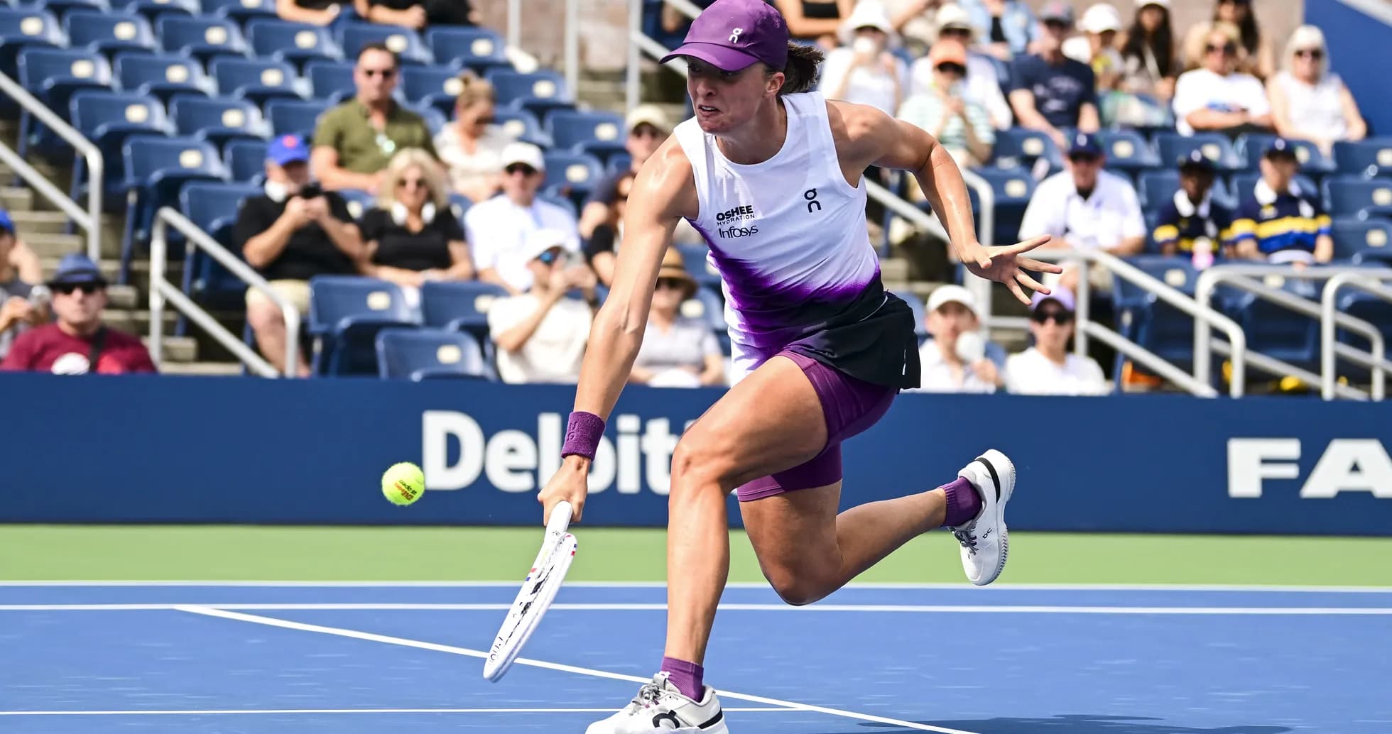 Joueuse de tennis en pleine action sur le court