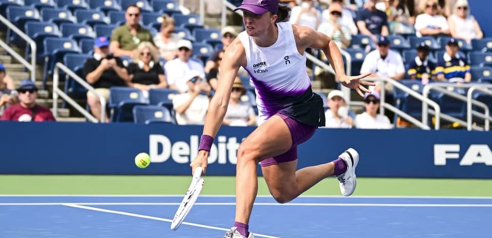 Joueuse de tennis en pleine action sur le court