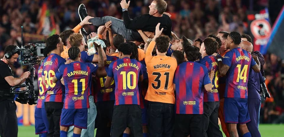 Joueurs de Barcelone célébrant une victoire ensemble