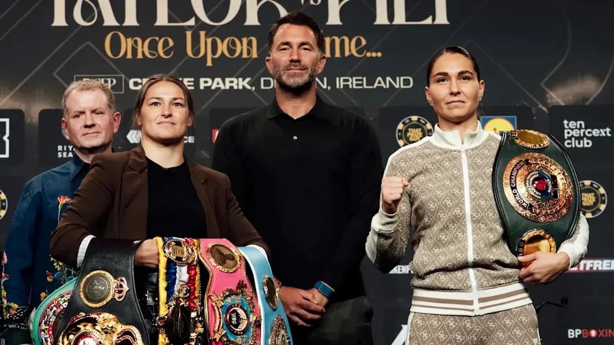Boxeuses avec ceintures lors de la conférence de presse