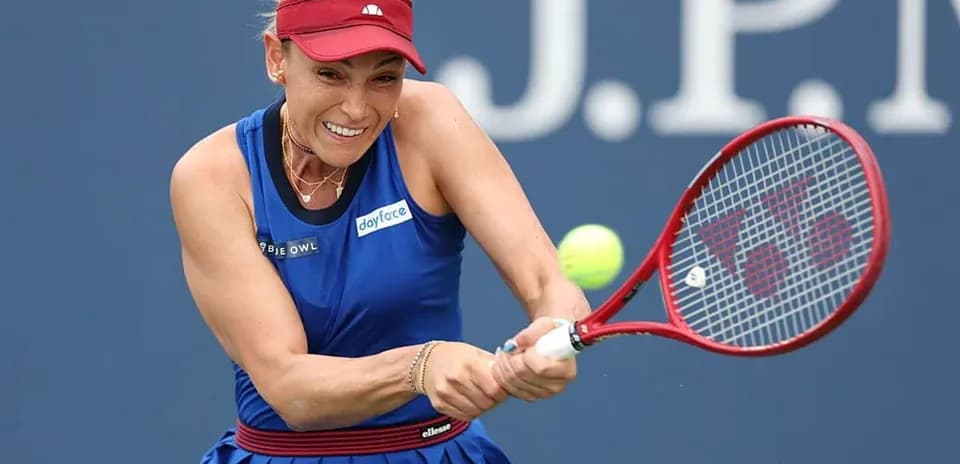 Joueuse de tennis frappant la balle avec une raquette
