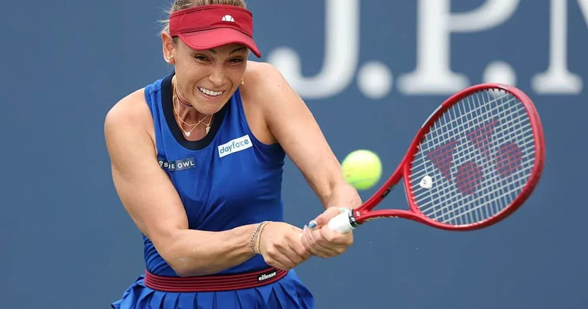 Joueuse de tennis frappant la balle avec une raquette Joueuse de tennis frappant la balle avec une raquette