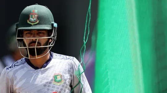 Joueur de cricket entrant dans le filet d'entraînement