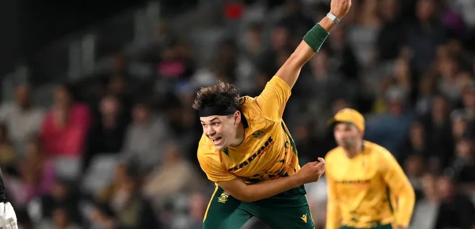 Joueur lançant une balle de cricket en action
