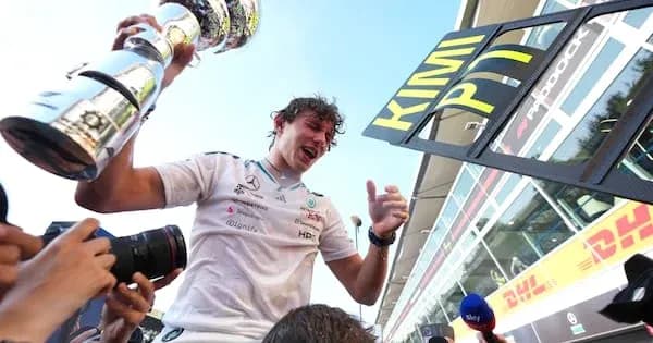 Pilote célébrant avec le trophée après la course