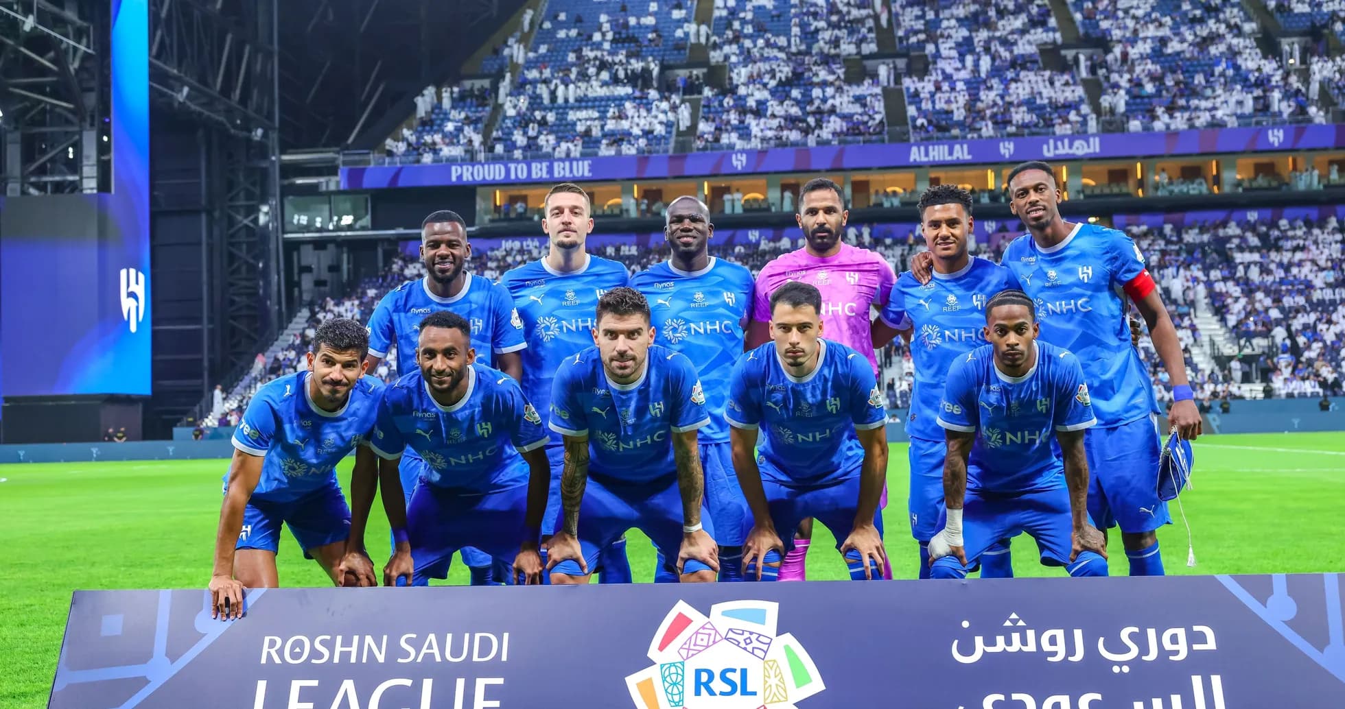 Équipe d'Al Hilal posant devant le panneau de la ligue