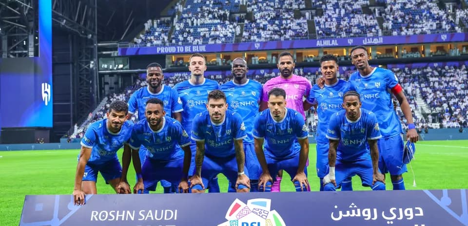 Équipe d'Al Hilal posant devant le panneau de la ligue