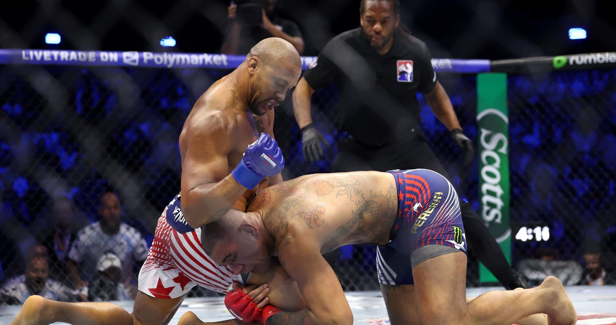 Combattants de MMA au sol pendant un match