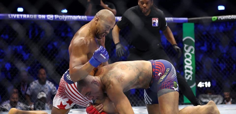 Combattants de MMA au sol pendant un match