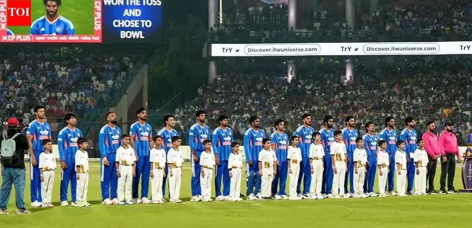 Équipe indienne et enfants alignés avant le match