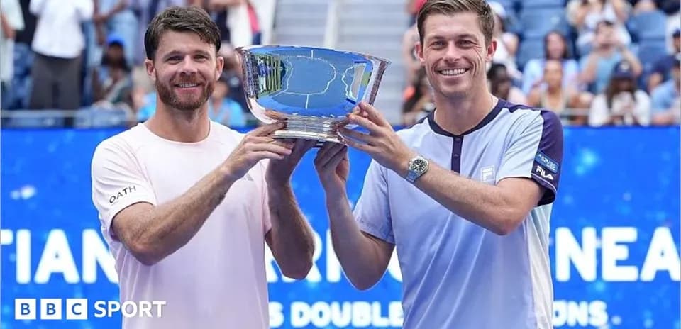 Joueurs tenant un trophée sur le court de tennis