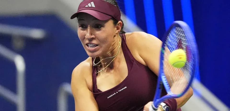 Joueuse de tennis frappant une balle en match