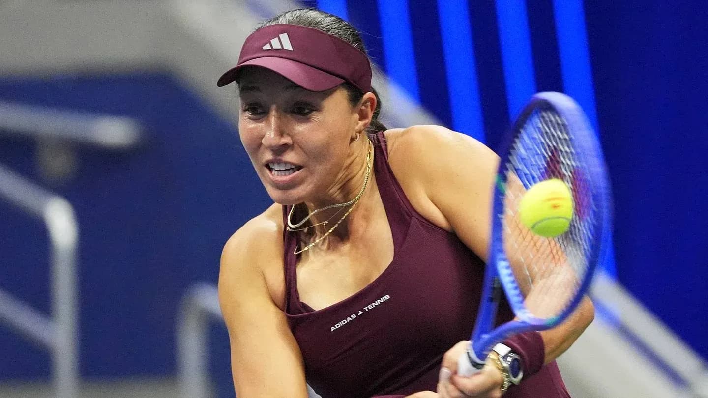 Joueuse de tennis frappant une balle en match