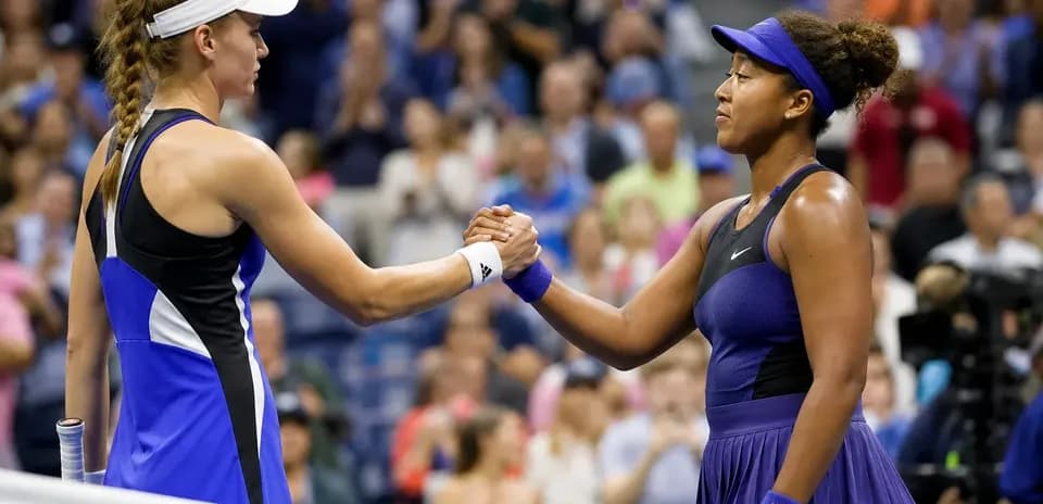 Deux joueuses se serrent la main après le match