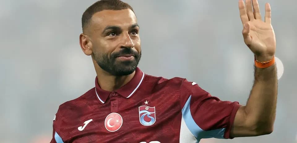 Joueur saluant les supporters en maillot de Trabzonspor