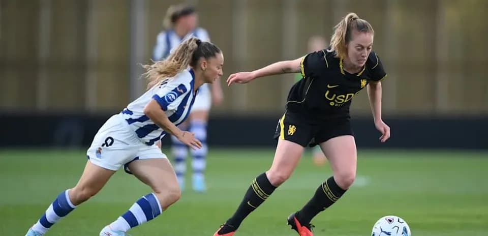 Joueuse dribblant le ballon pendant un match