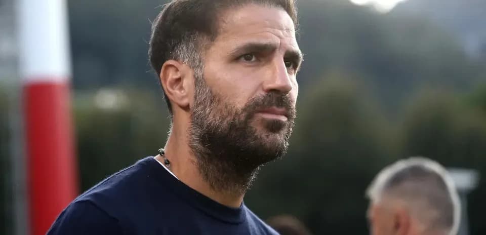 Homme avec barbe observant une séance d'entraînement