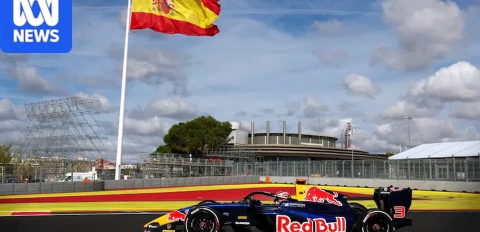 Voiture Red Bull sur circuit avec drapeau espagnol