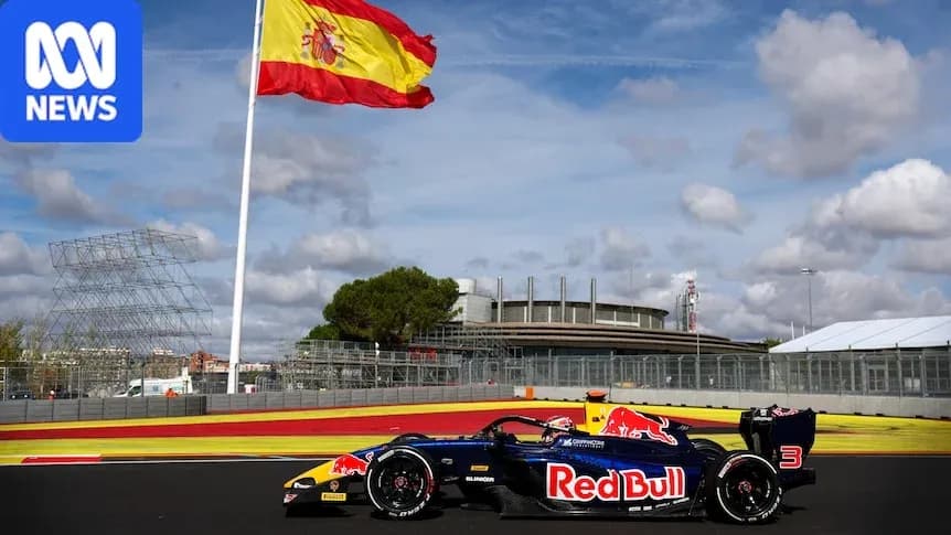 Voiture Red Bull sur circuit avec drapeau espagnol