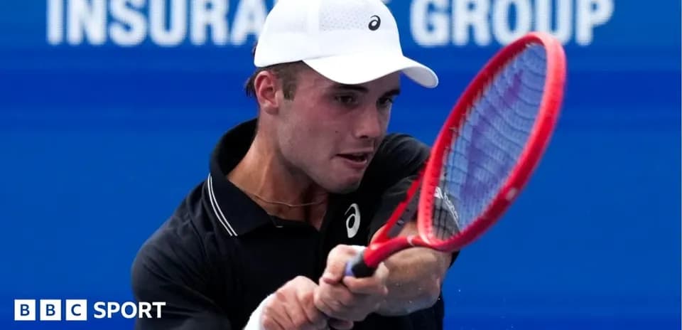 Joueur de tennis frappant une balle avec sa raquette