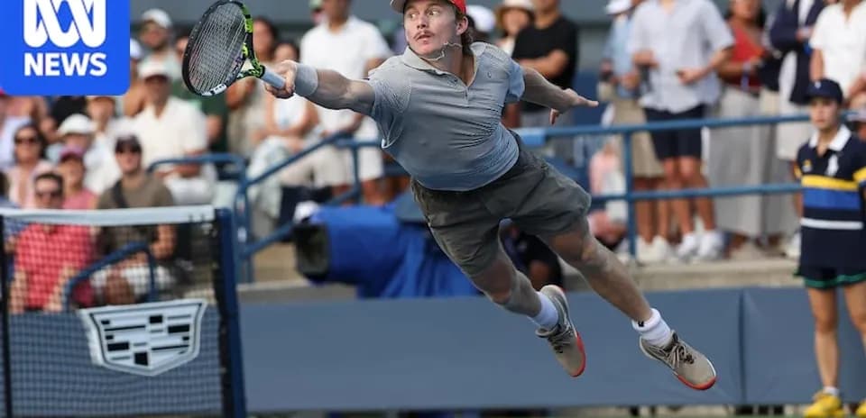 Joueur de tennis en plein saut pour frapper la balle