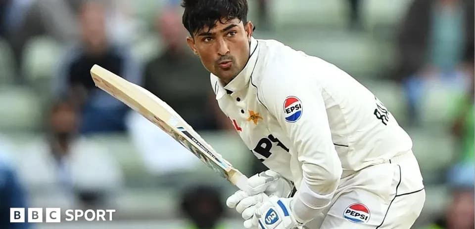 Joueur de cricket prêt à frapper avec une batte