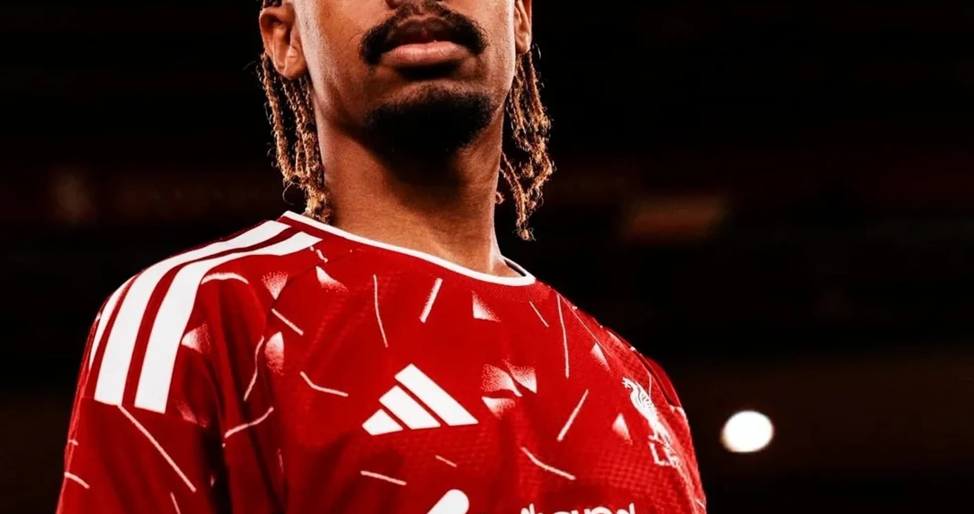 Joueur portant le maillot rouge de Liverpool