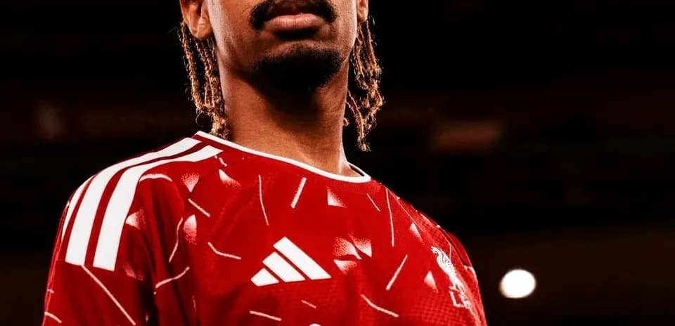 Joueur portant le maillot rouge de Liverpool