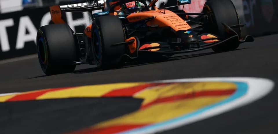 Voiture de F1 McLaren sur le circuit
