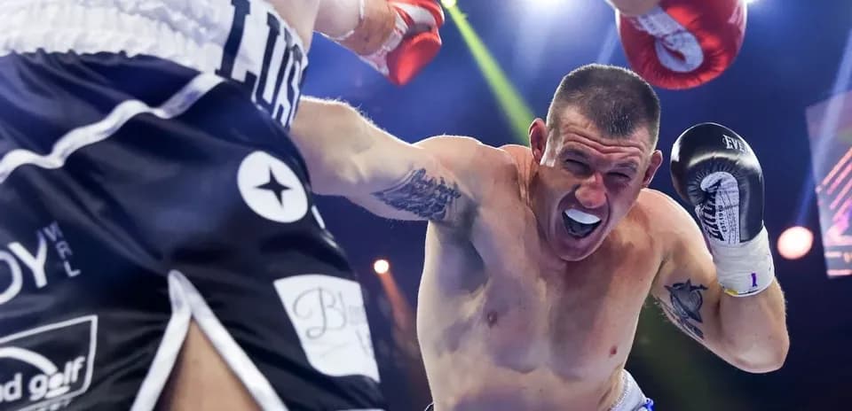 Boxeur lançant un coup pendant un match