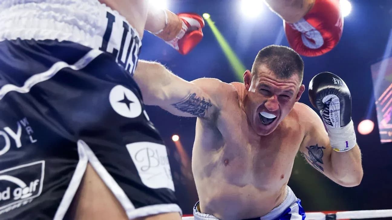 Boxeur lançant un coup pendant un match